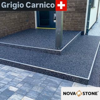 Elegantní schody s nádechem Itálie Tyto schody jsme vytvořili z kamenného koberce ve vzoru italského kamene Grigio...