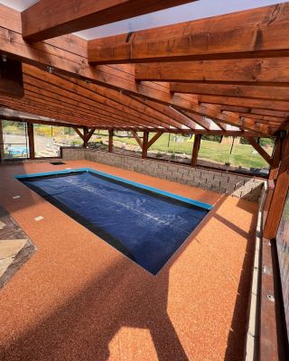 Perfektní povrch pro Vaše okolí bazénu! 🏊‍♂️✨ Kamenný koberec nejen krásně ladí s dřevěnou konstrukcí, ale také zajistí...