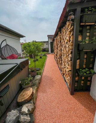 Tento chodník jsme realizovali ve vzoru Rosso Verona, který zaujme svou přirozenou sytostí a elegantním nádechem teplých...